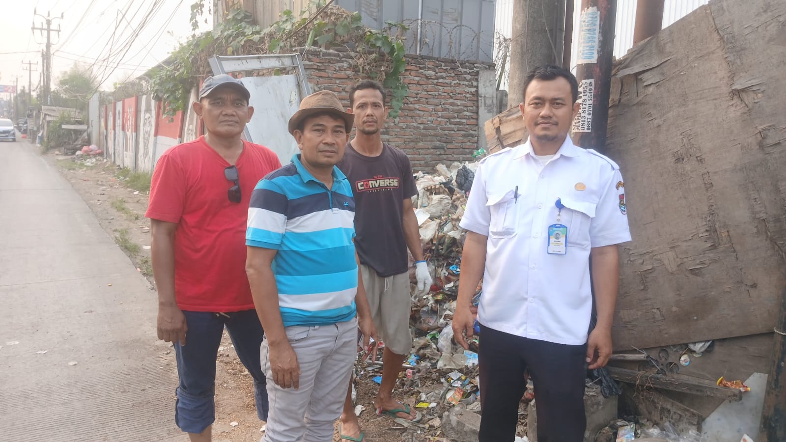 Armada Terbatas, Pengangkutan Sampah di Jalur Provinsi Legok Dikeluhkan Warga