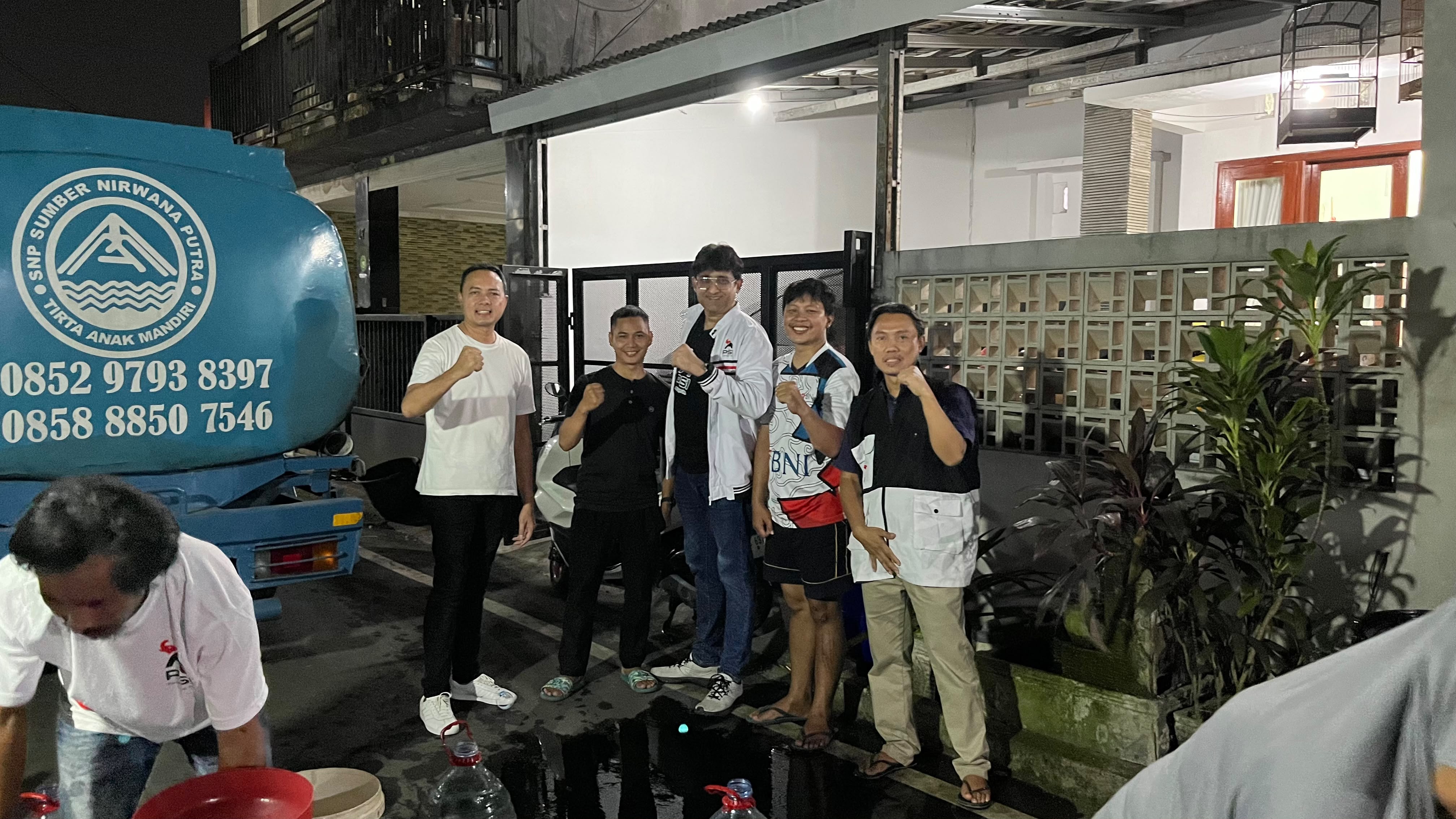 Ketua DPC Curug dan DPD Kabupaten Tangerang Partai Solidaritas Indonesia (PSI) Salurkan Bantuan Air Bersih, Wujud Kepedulian Kemanusiaan bagi Masyarakat Terdampak Kekeringan 